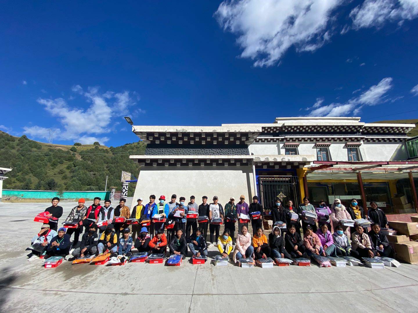 乐动·网站注册-乐动online(中国)公益回顾丨家国同欢月同圆 温暖满载甘孜州(图8)